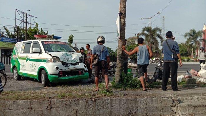Kondisi-ambulans-dan-motor-seusai-terlibat-laka-lantas-di-Traffic-Light-Tugu-Pensil.jpg