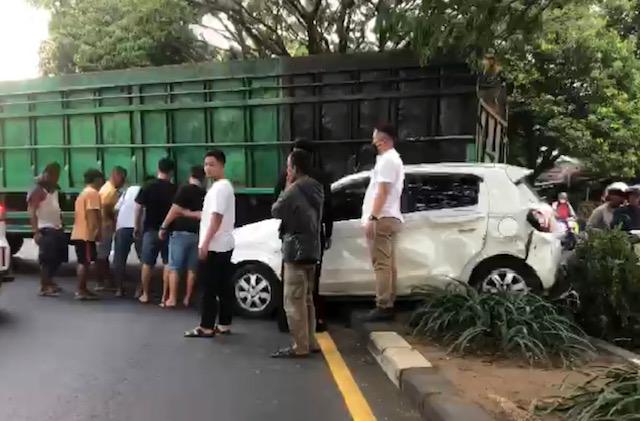Kondisi-mobil-pasca-tertabrak-truk-rem-blong-di-Jalan-Raya-Juanda-Kota-Depok-Kamis-1592022.jpg