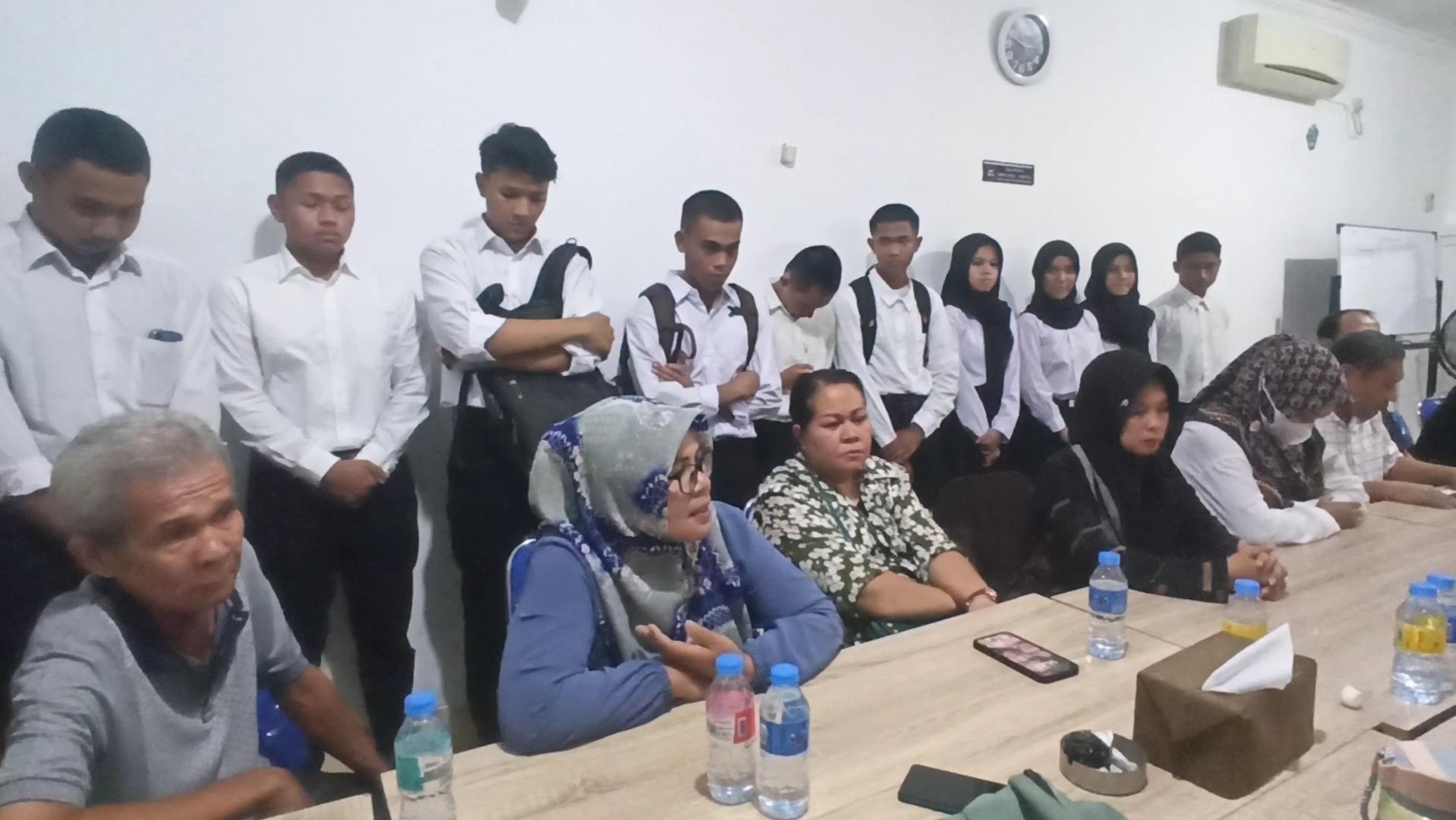 Konferensi-pers-orang-tua-calon-taruna-STIP-Jakarta-tahun-akademik-2024.jpg
