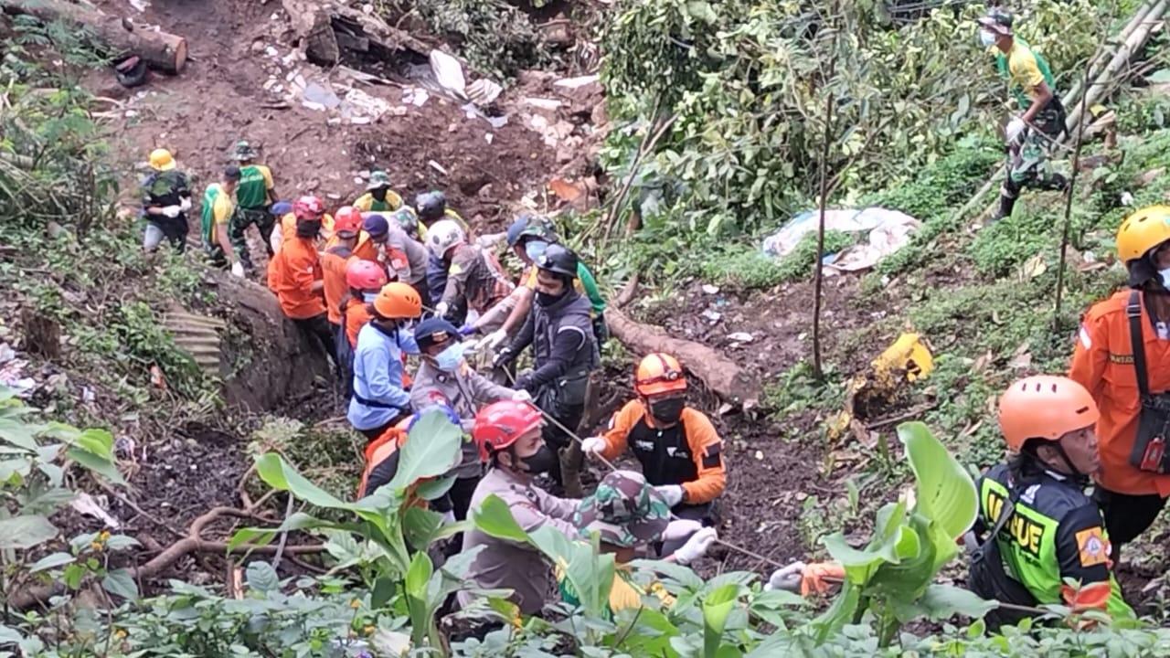 Korban-longsor-di-Jalan-Raya-Cipanas-Puncak-Cugenang-Kabupaten-Cianjur-Jumat-25112022.jpg