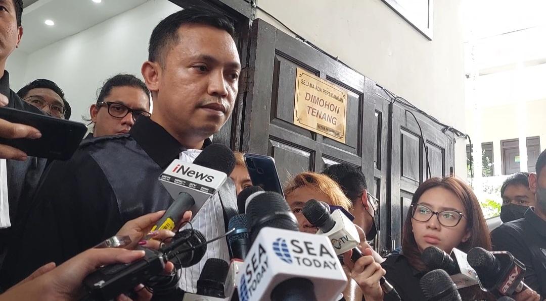 Kuasa-Hukum-Bharada-E-Ronny-Talapessy-merasa-kesal-dengan-keterangan-Susi-di-PN-Jakarta-Selatan.jpg