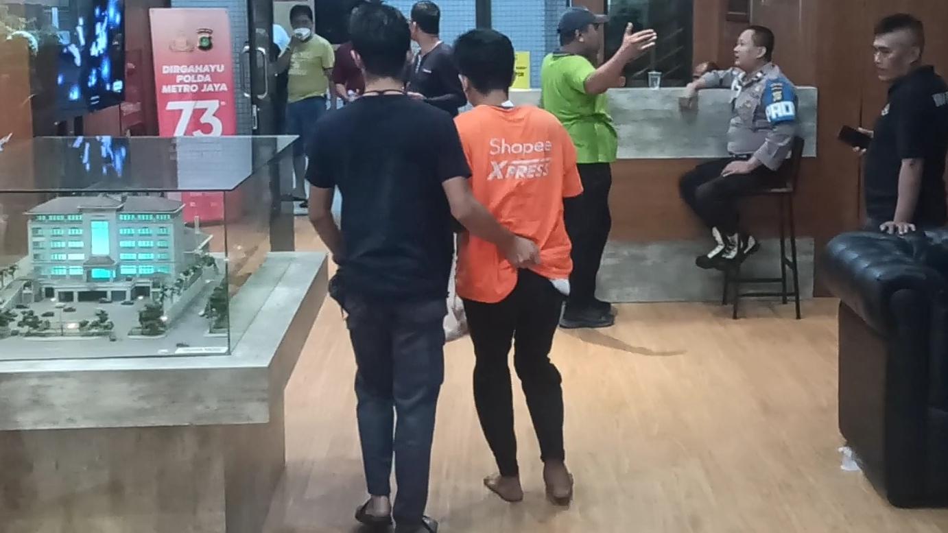 Kurir-paket-berinisial-A-23-berjalan-pincang-gegara-terjatuh-kampung-bahari.jpg