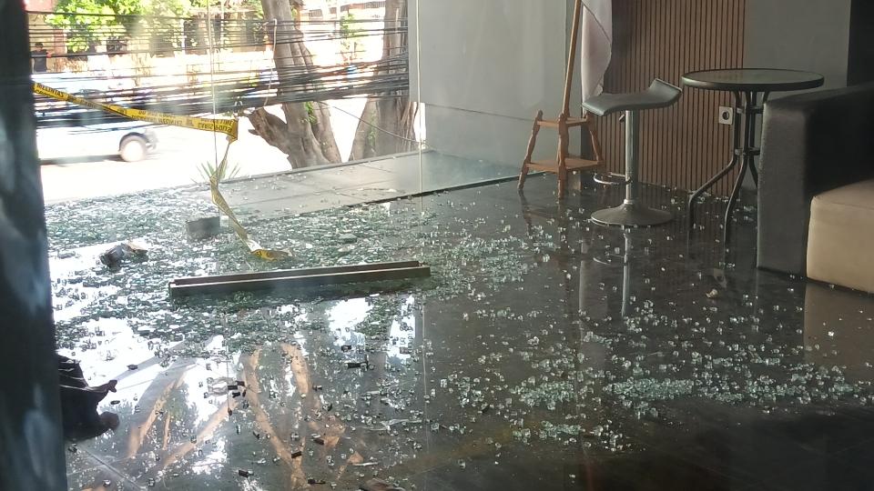 Lantai-dua-yang-kaca-perkantoran-di-lantai-dua-yang-pecah-terkena-tembakan-peluru-tajam-1.jpg