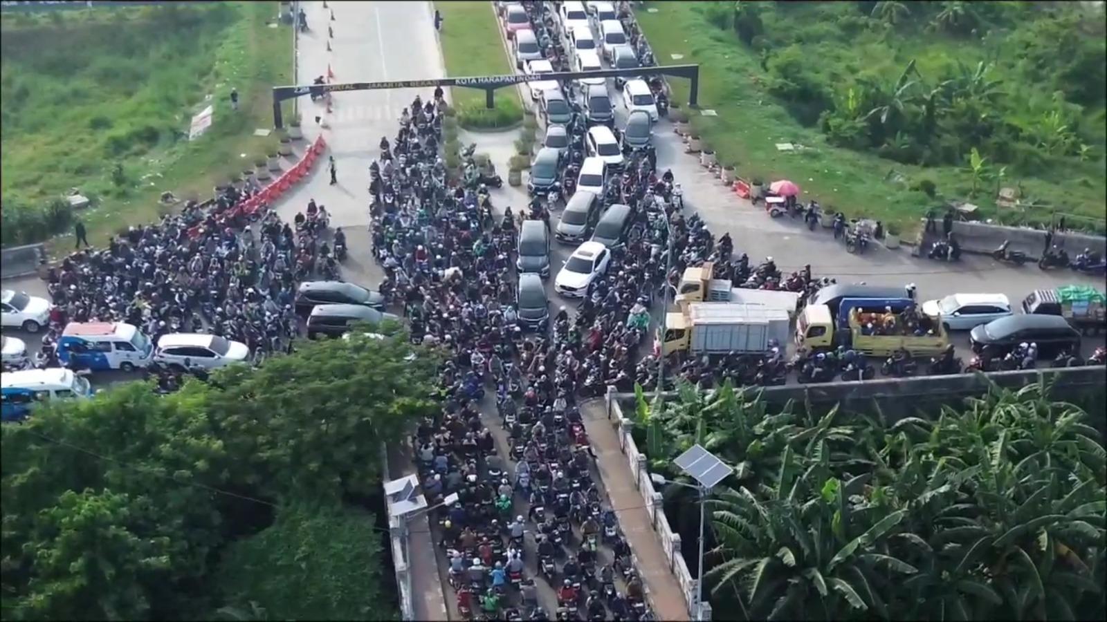 MACET-Kemacetan-parah-terjadi-di-kawasan-123.jpg