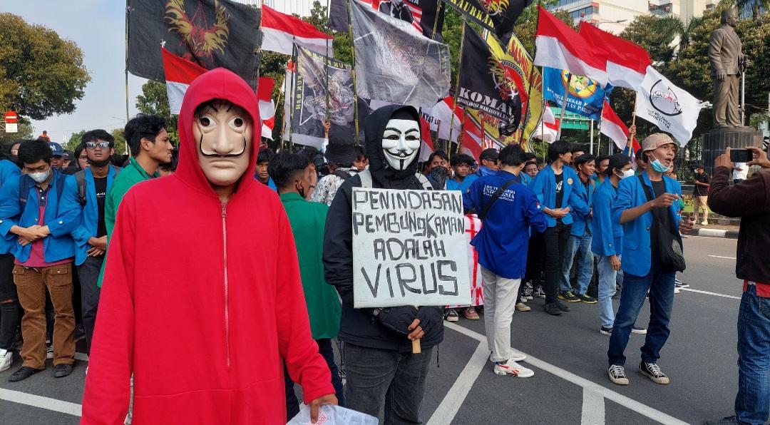 Mahasiswa-dan-Buruh-Bersatu-Sampaikan-Protes-ke-Pemerintah-Soal-harga-BBM-di-Patung-Kuda-3.jpg