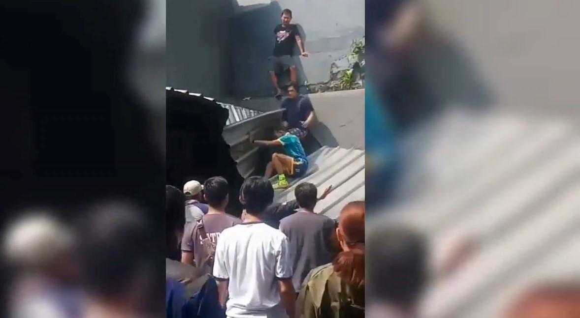Maling-dikejar-warga-naik-ke-kanopi-klinik-di-Jalan-Kesehatan-Gedong-Pasar-Rebo.jpg