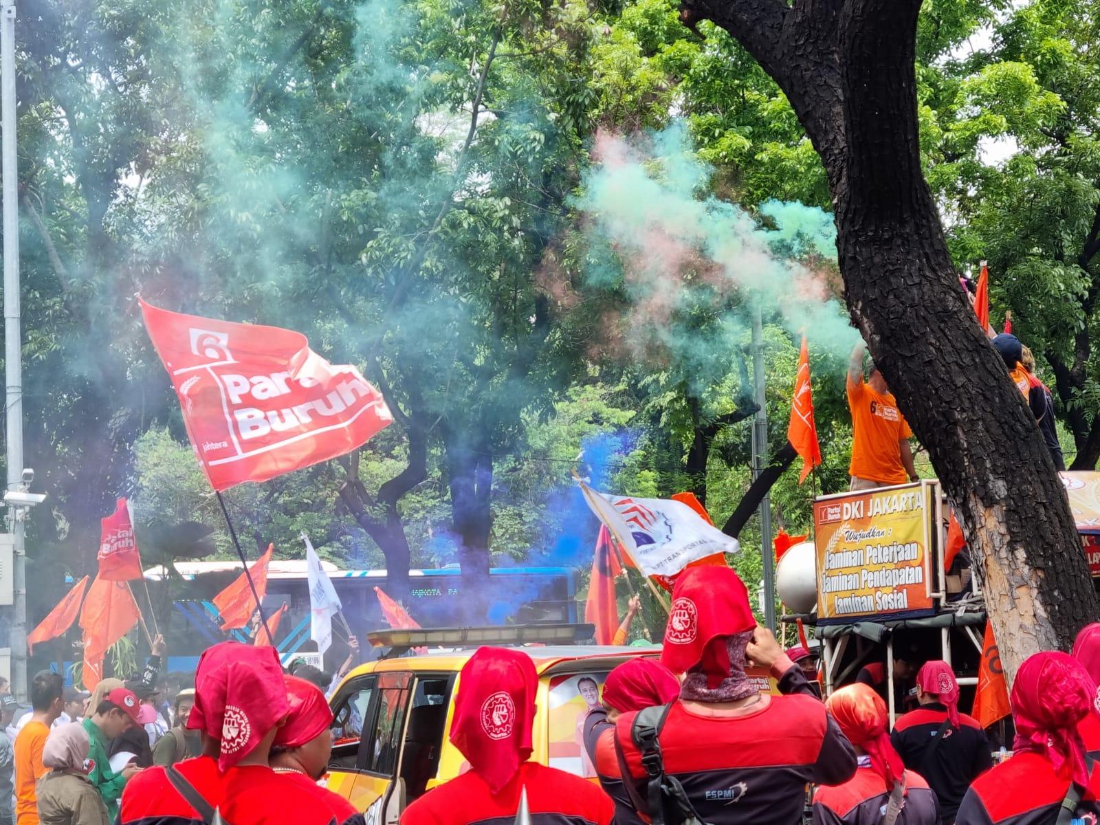 Massa-Partai-Buruh-mengisi-hari-kampanye-pertama-Pemilu-2024-dengan-demo-UMP-di-Balai-Kota-Jakarta.jpg