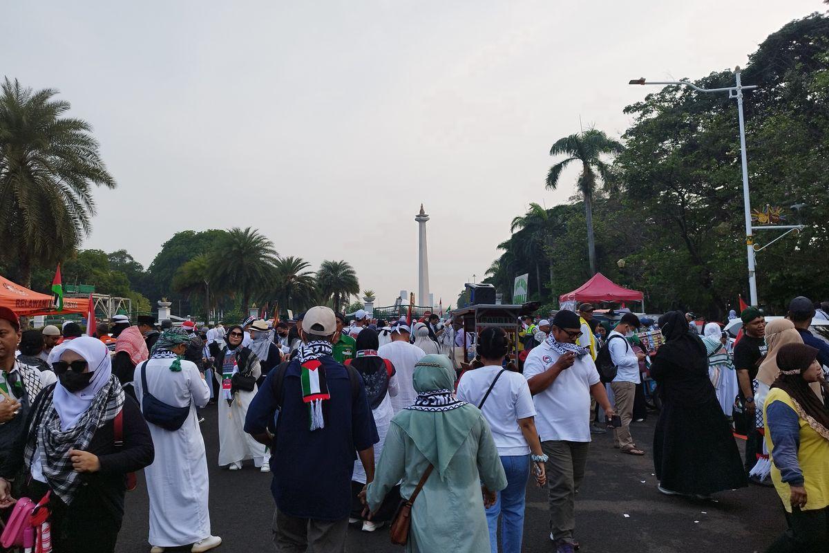 Massa-aksi-damai-bela-Palestina-mulai-berdatangan-di-Monas-Minggu-5112023.jpg