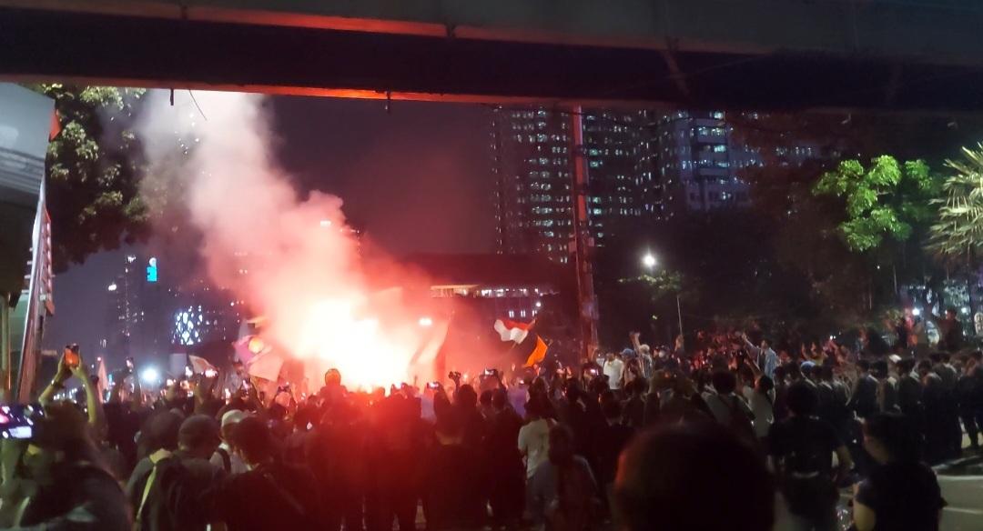 Massa-aksi-di-Patung-Kuda-sempat-menyalakan-petasan.jpg