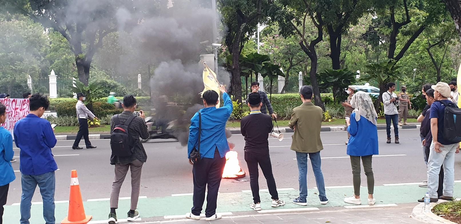 Massa-aksi-mahasiswa-dari-PMII-yang-menggelar-aksi-demo-di-Balai-Kota-Jakarta-Senin-12122022.jpg