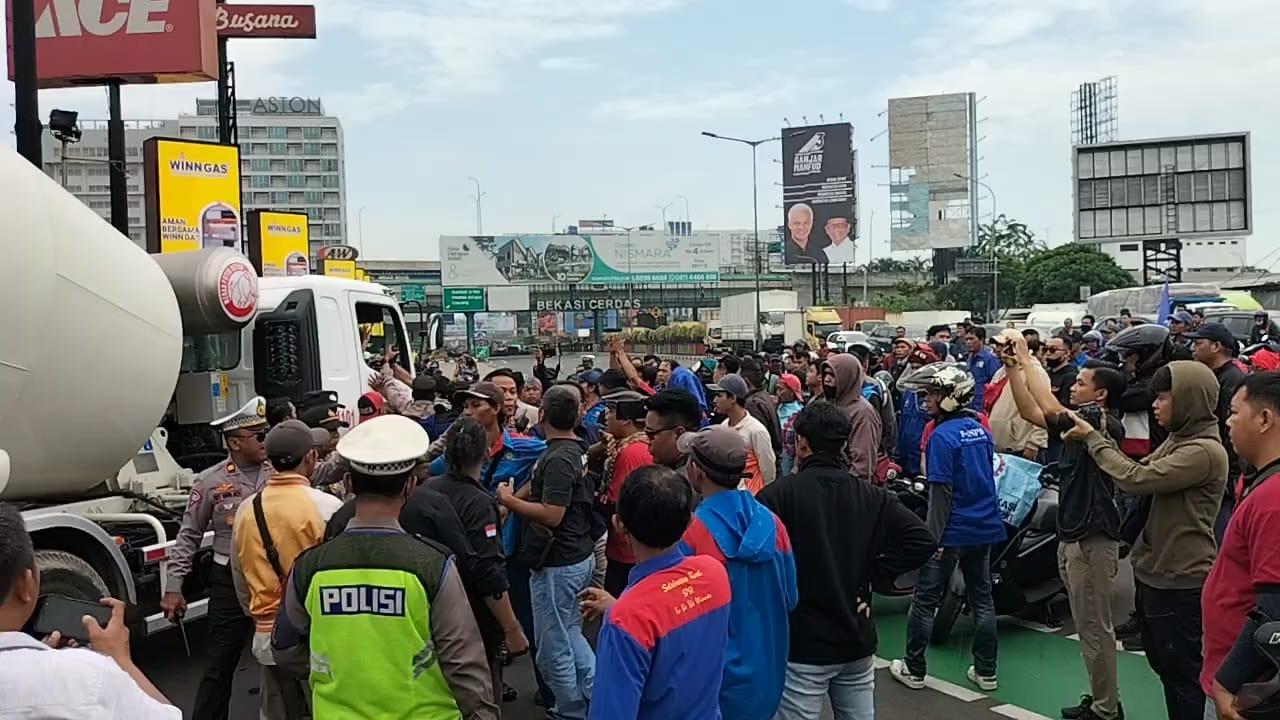 Massa-buruh-sempat-terlibat-aksi-saling-dorong-dengan-personel-kepolisian-Kamis-30112023.jpg