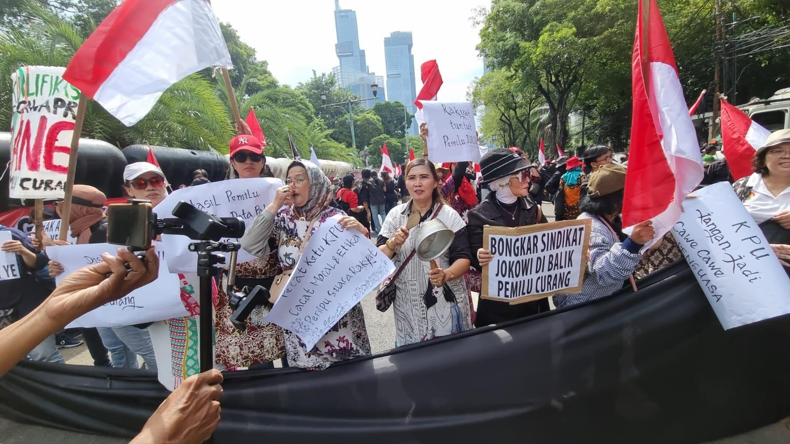 Massa-pendukung-pasangan-AMIN-dan-Ganjar-Mahfud-aksi-di-KPU-1.jpg