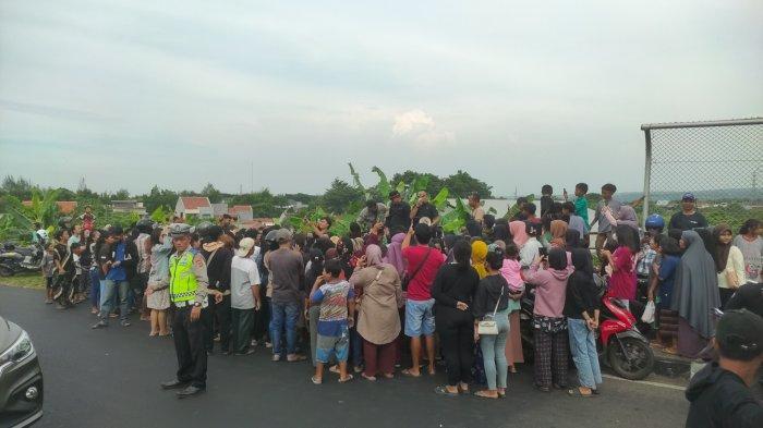 Potret Ratusan Warga Tabur Bunga di TKP Jasad Vina Cirebon Tergeletak, Polisi Turun Tangan