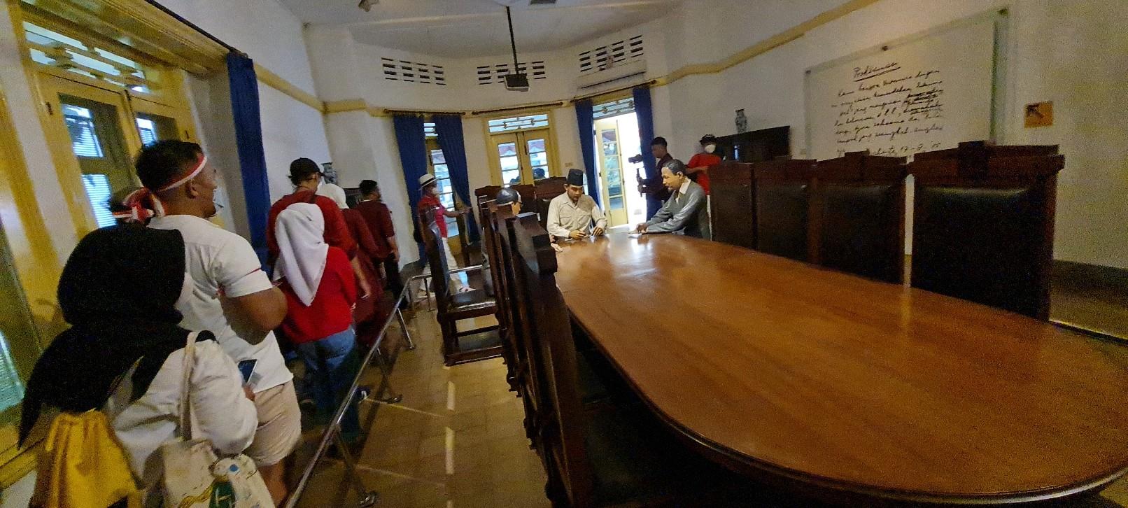 Meja-bundar-Museum-Perumusan-Teks-Proklamasi.jpg