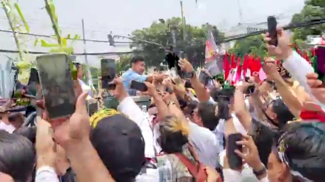 Semobil Bareng Prabowo, Gibran Sempat-sempatnya Bagikan Tahu Sumedang ke Pendukung di Depan KPU RI