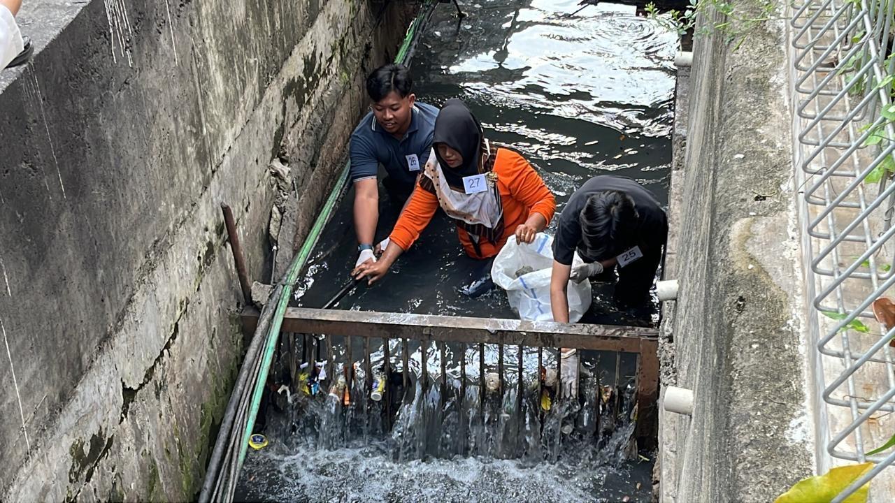 Musarotun-bersama-dua-rekannya-membersihkan-selokan.jpg