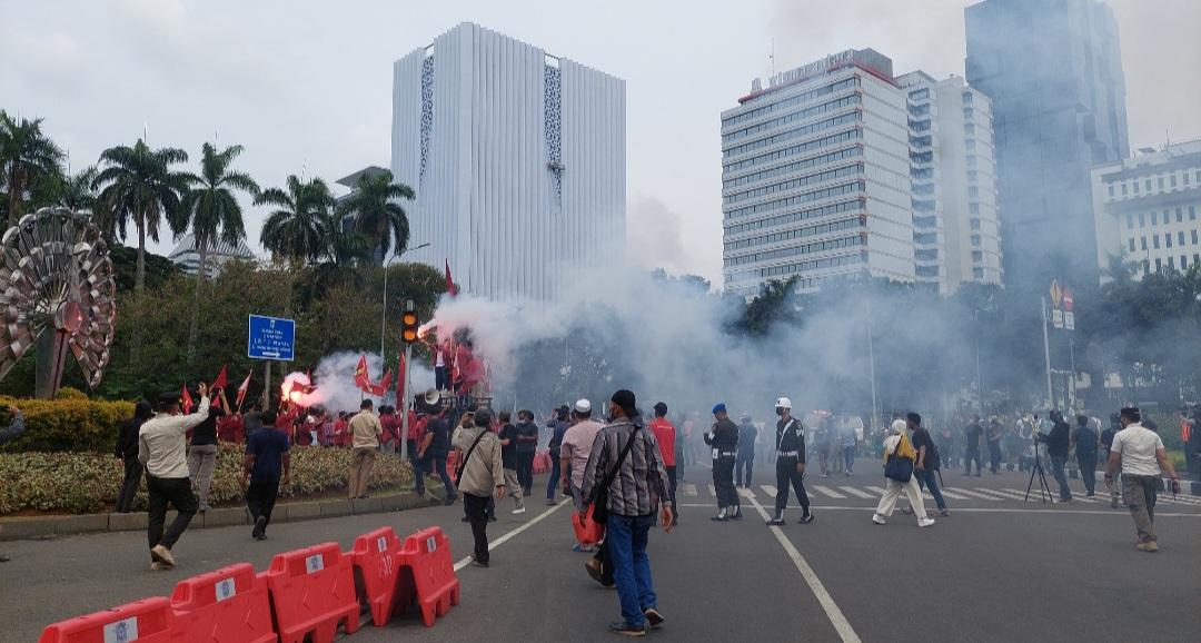 Ojol-Hingga-Mahasiswa-Ramai-Ramai-Demo-dan-Bakar-Ban-di-Patung-Kuda-Jakarta-Pusat-Jumat-992022.jpg