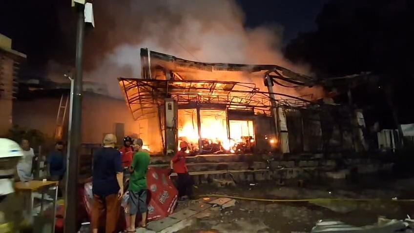 PASAR-TAMAN-PURING-SAAT-KEBAKARAN.jpg