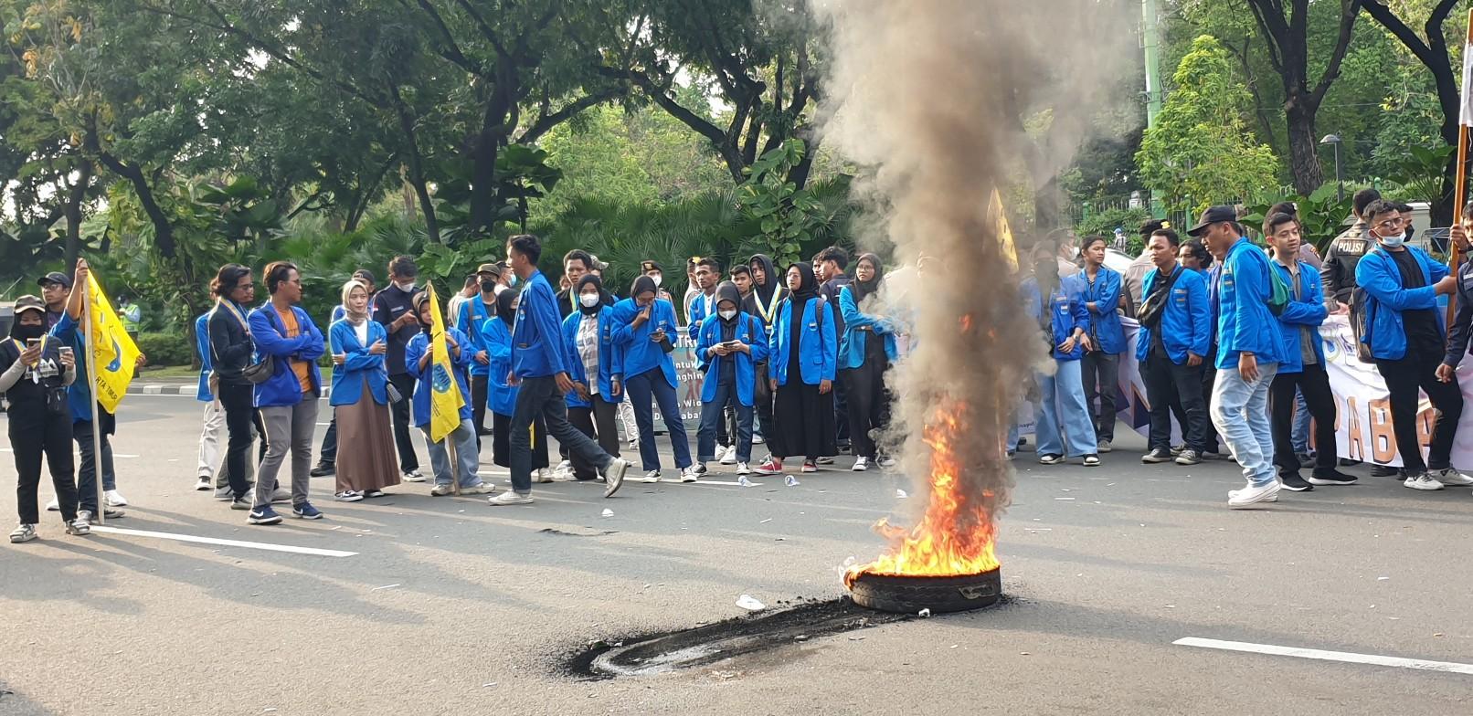 Jokowi Naikan Harga BBM, Kantor Gubernur Anies yang Digeruduk Mahasiswa, Ada Aksi Bakar-bakaran