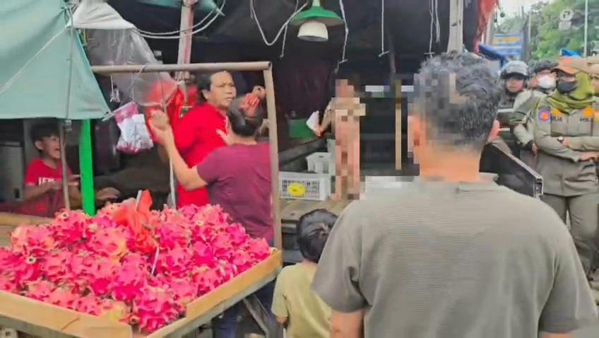 PKL di Jaktim Ancam Petugas Pakai Pisau, Anak Menangis Histeris