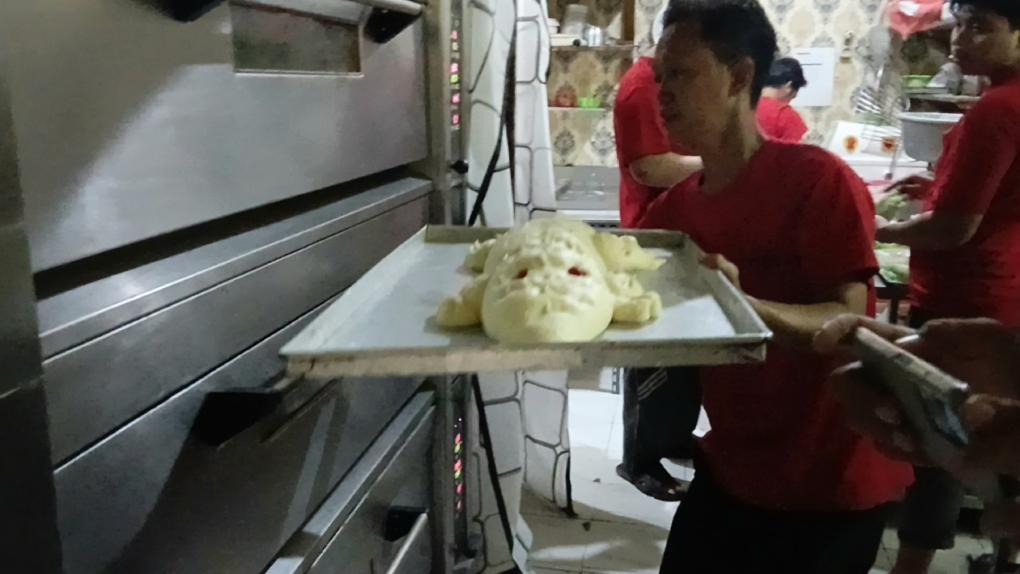 PEMBUATAN-ROTI-BUAYA-JIMBOYS.jpg