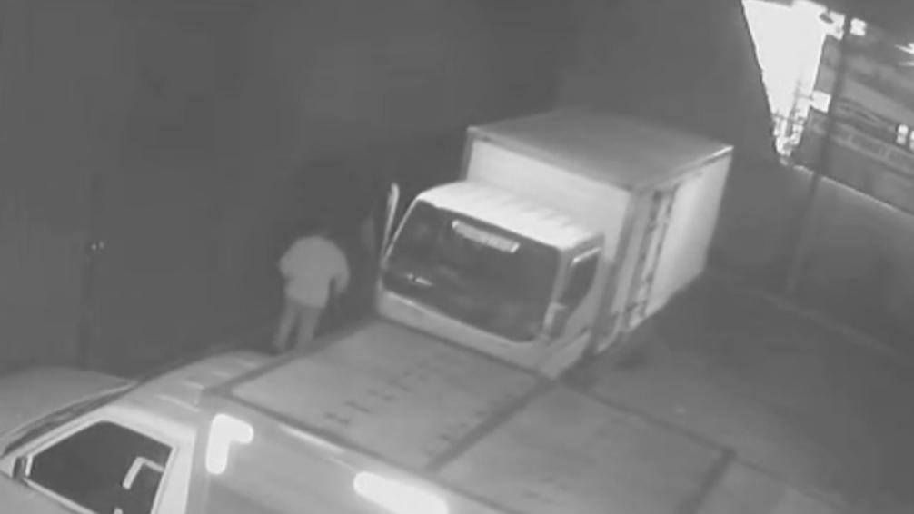 VIRAL Terekam Komplotan Maling Curi Truk Boks dari Toko Ban di Sunter Jakut