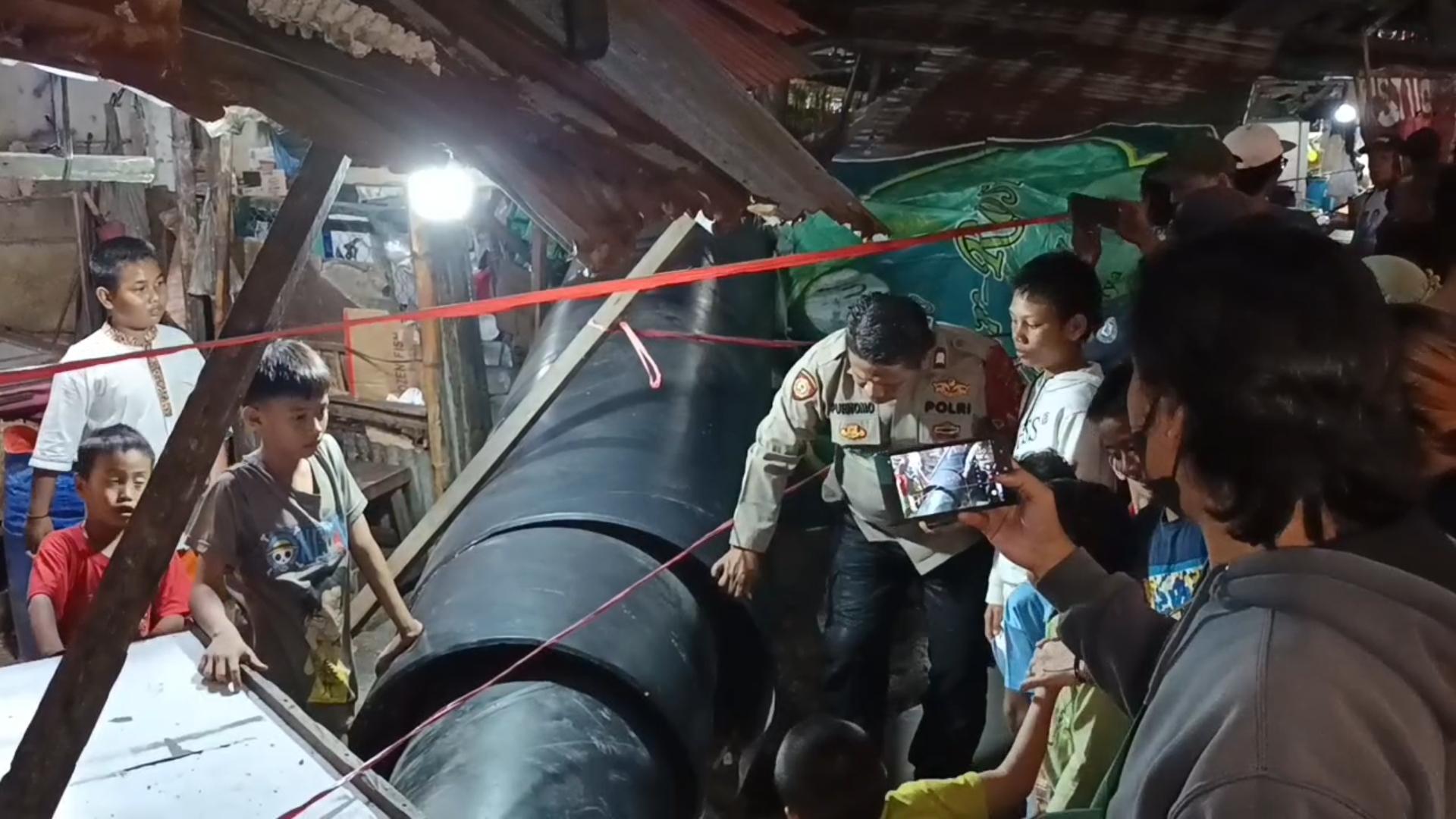 Pipa Baja 'Terjun Bebas' dari Truk Trailer di Tol Penjaringan, Kios Pasar Cipluk Luluh Lantak