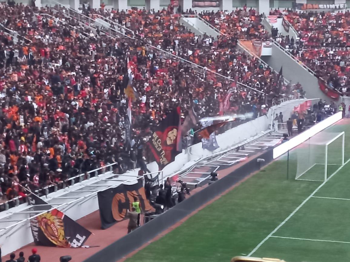 Pagar-tribun-penonton-JIS-roboh-terjadi.jpg