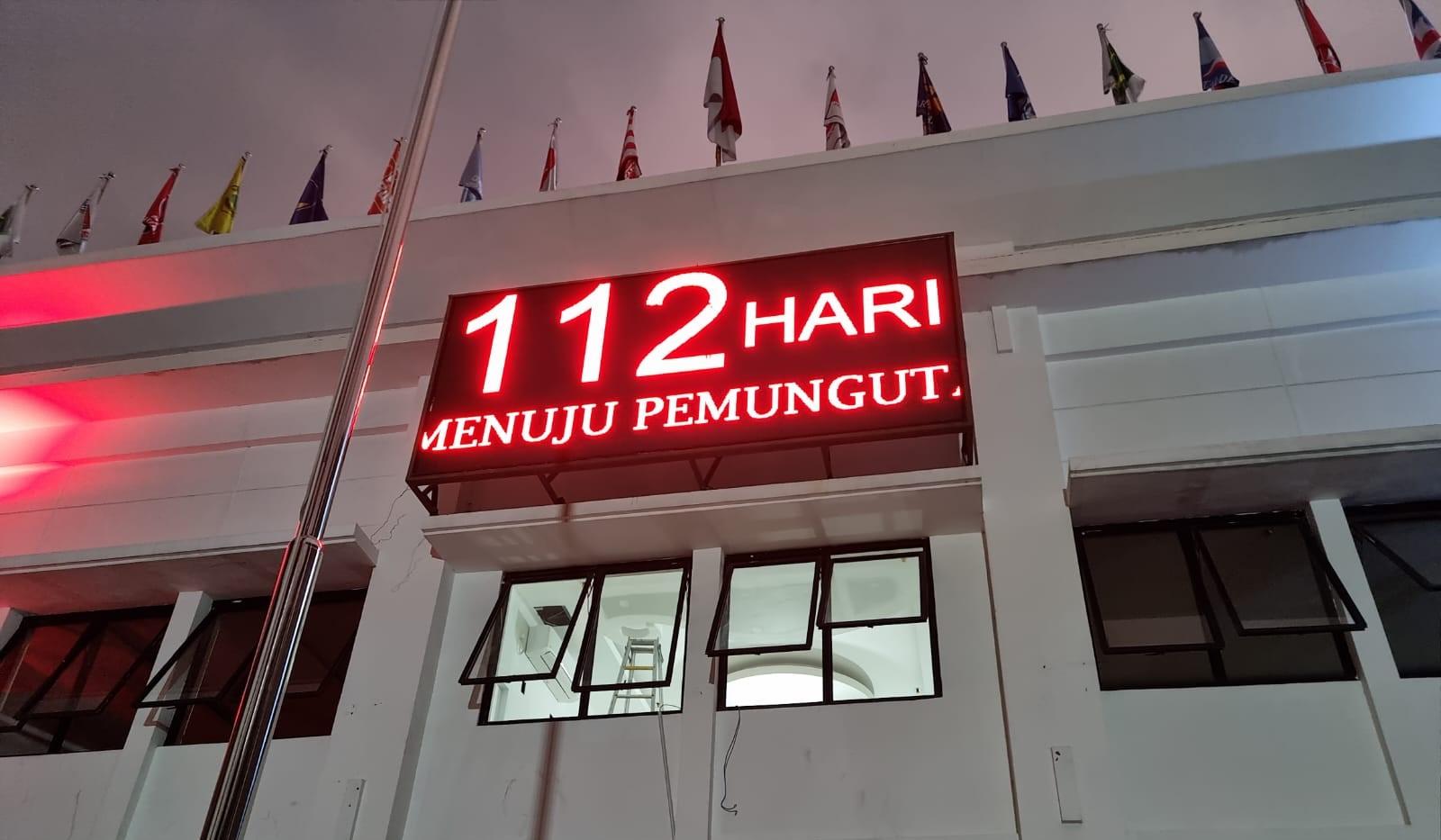 Papan-informasi-hitung-mundur-hari-Pemilu-2024-di-kantor-KPU-DKI-Jakarta-Jalan-Salemba-Raya.jpg