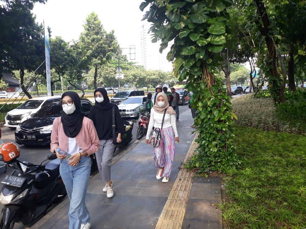 Para-BLINK-rela-berjalan-kaki-menuju-kawasan-GBK-yang-jadi-lokadi-konser-BLACKPINK.jpg