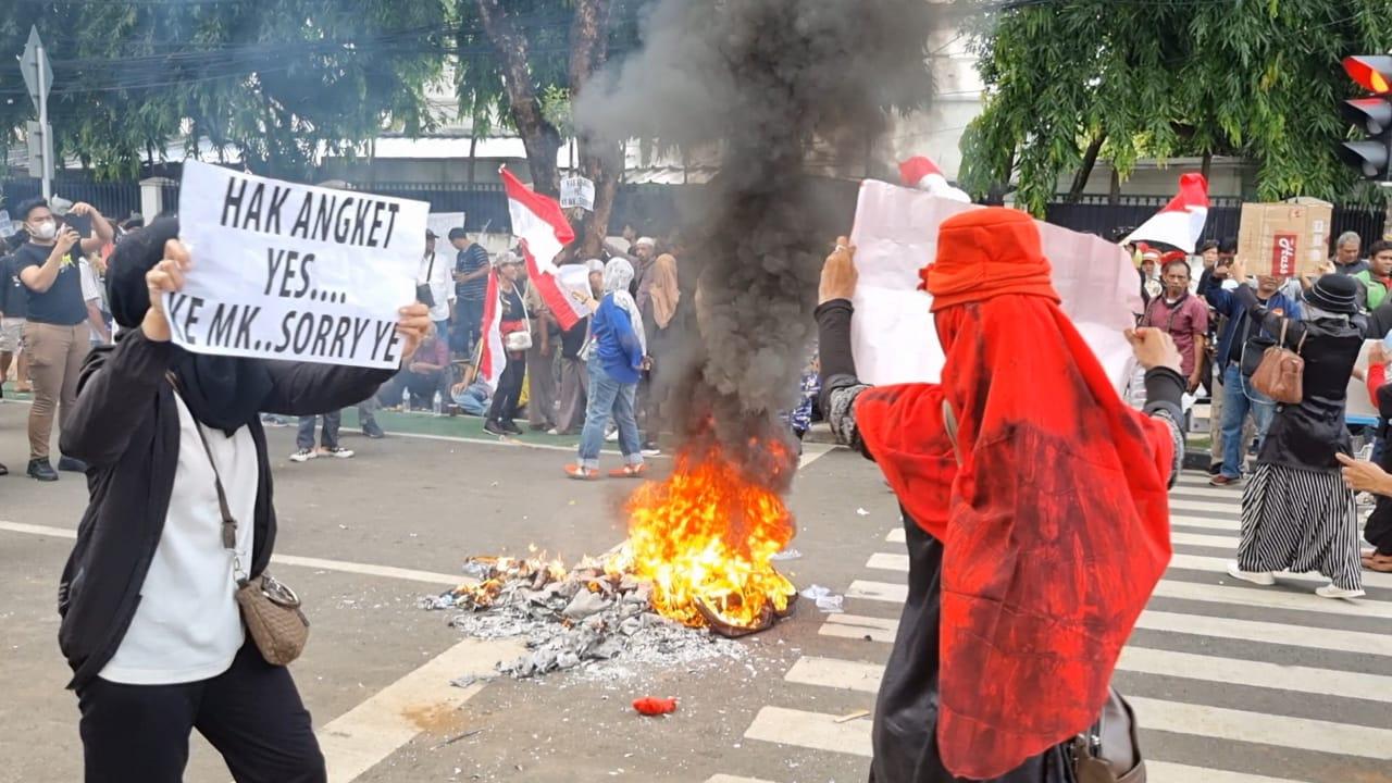 Para-emak-emak-meneriakan-yel-yel-turunkan-Jokowi-di-Kantor-KPU.jpg