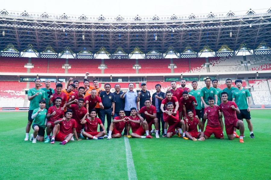Para-pemain-Timnas-Indonesia-bersama-Shin-Tae-yong-dan-Ketua-Umum-PSSI-Mochammad-Iriawan.jpg