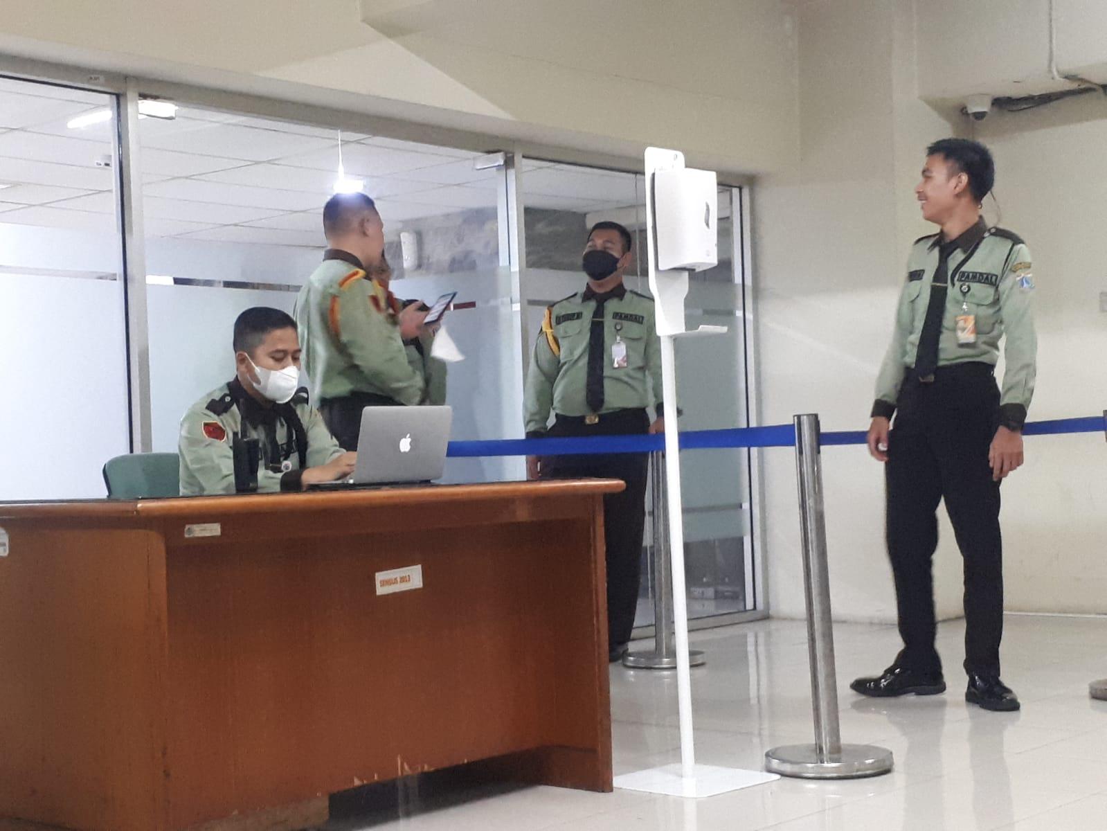 Pasca-penggeledahan-KPK-pada-Selasa-1712023-akses-masuk-menuju-DPRD-DKI-Jakarta-diperketat.jpg
