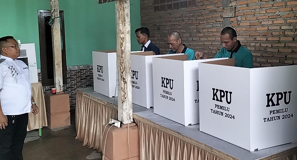 Pasien-ODGJ-Yayasan-Jamrud-Biru-Bekasi-saat-melakukan-pencoblosan.jpg