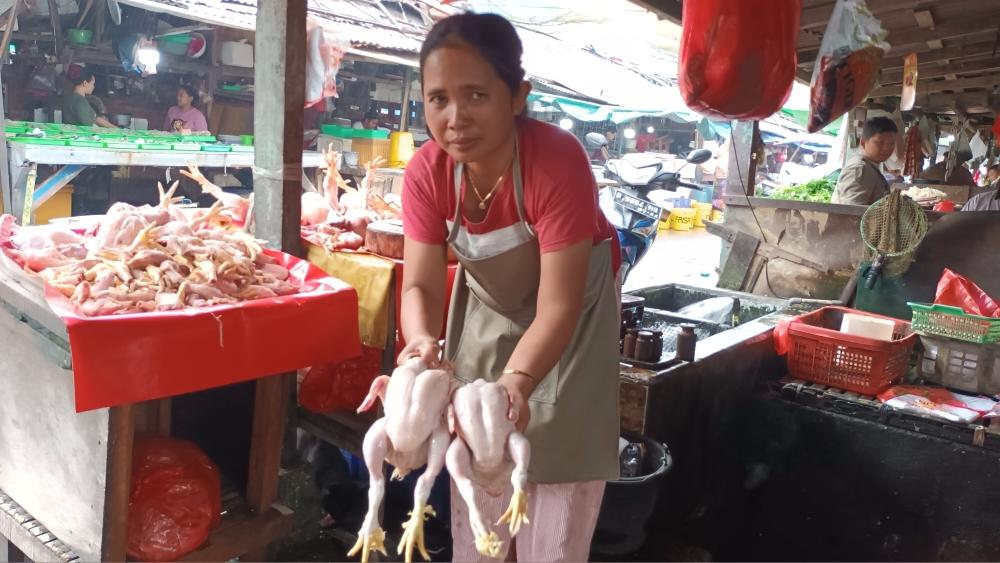 Pedagang Pasar Kramat Jati Khawatir Harga Daging Ayam Tembus Rp60 Ribu per Ekor Saat Nataru