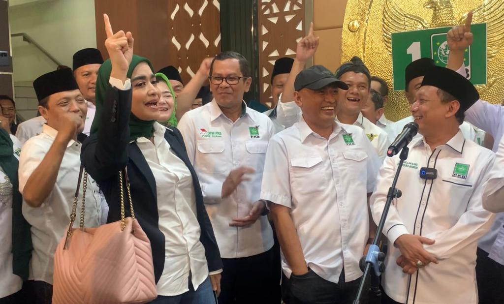 Pedangdut-Nana-Mardiana-saat-menyanyikan-sebuah-tembang-lagu-di-KPU-DKI.jpg