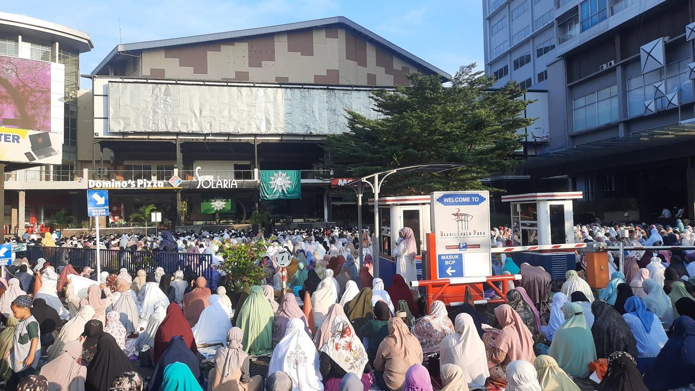 Ribuan Warga Muhammadiyah Gelar Salat Idul Adha di Halaman Parkir Bekasi Cyber Park