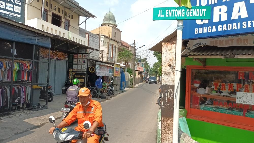 Pelang-nama-Jalan-Entong-Gendut-yang-menggantikan-nama-Jalan-Budaya-Kramat-Jati-Jakarta-Timur.jpg