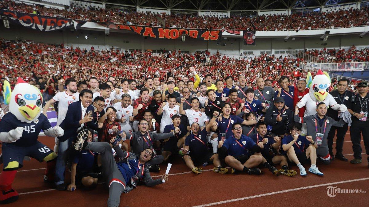 Pelatih-official-dan-pemain-Timnas-Indonesia-foto-bersama.jpg