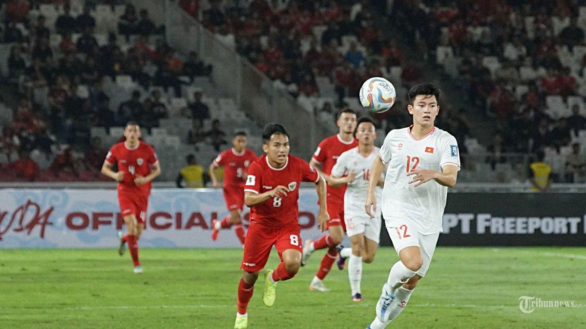 Pemain-Timnas-Indonesia-Witan-Sulaeman-kejar-pemain-vietnam.jpg