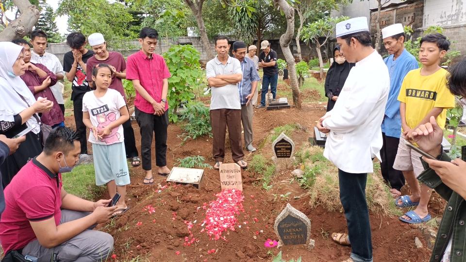 Pemakaman-jenazah-balita-berinisial-A-2-yang-tewas-dianiaya-ibu-kandung-di-TPU-Wakaf-Pulogebang.jpg
