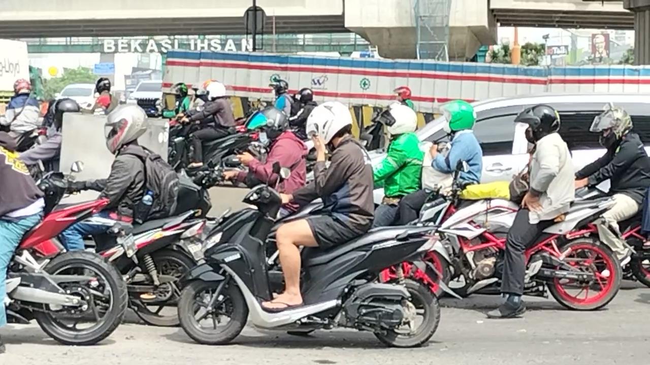 Naik Motor Diimbau Tak Pakai Sandal Jepit, Pemotor di Bekasi Kerepotan Kalau Berkendara Jarak Dekat