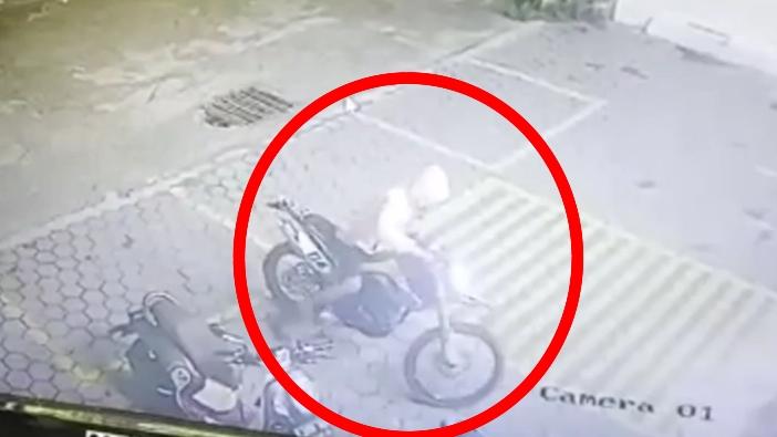 Pencurian-sepeda-motor-trail-terekam-CCTV-di-minimarket-Jalan-Gadang.jpg
