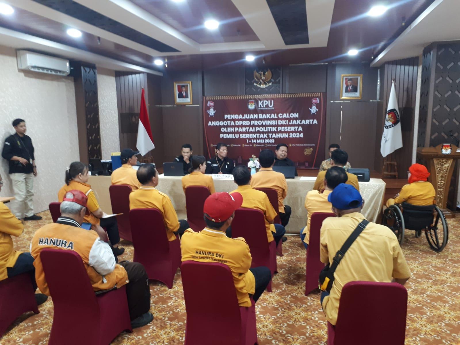 Pengurus-DPD-Partai-Hanura-DKI-Jakarta-saat-mendaftarkan-bacaleg-DPRD-ke-KPU-DKI-Rabu-1052023.jpg