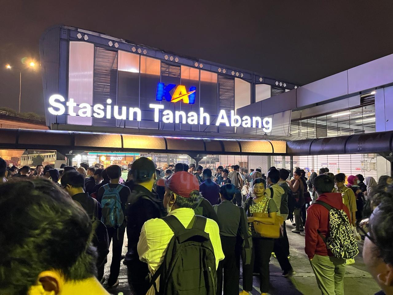 30 Menit Tunggu Kepastian, Detik-detik Penumpang KRL Tanah Abang Resah Sesak di Gerbong Pasca Gempa
