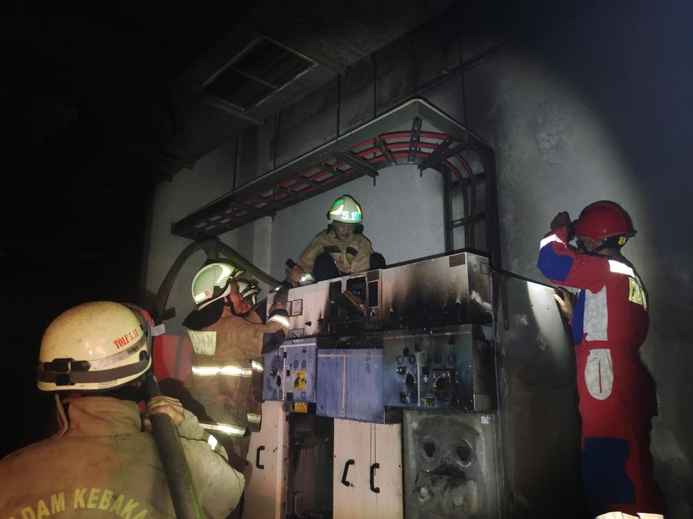 Personel-Damkar-Jakarta-Timur-saat-melakukan-proses-pemadaman-api.jpg