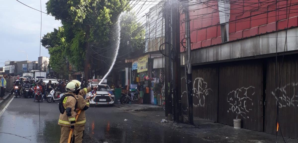 Personel-Damkar-Jakarta-Timur-saat-proses-pemadaman-kabel-udara.jpg