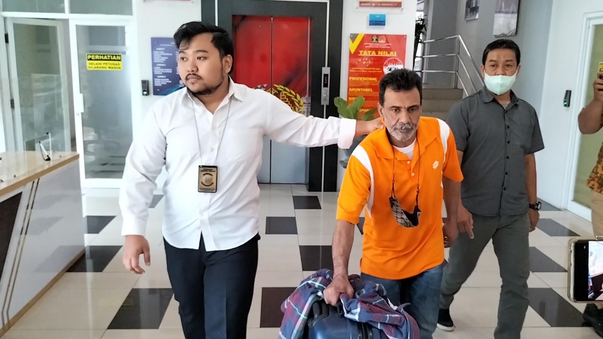 Petugas-Imigrasi-Tanjung-Priok-membawa-WNA-Suriah-pembuat-onar-ke-Rumah-Detensi-Imigrasi-Jakarta.jpg
