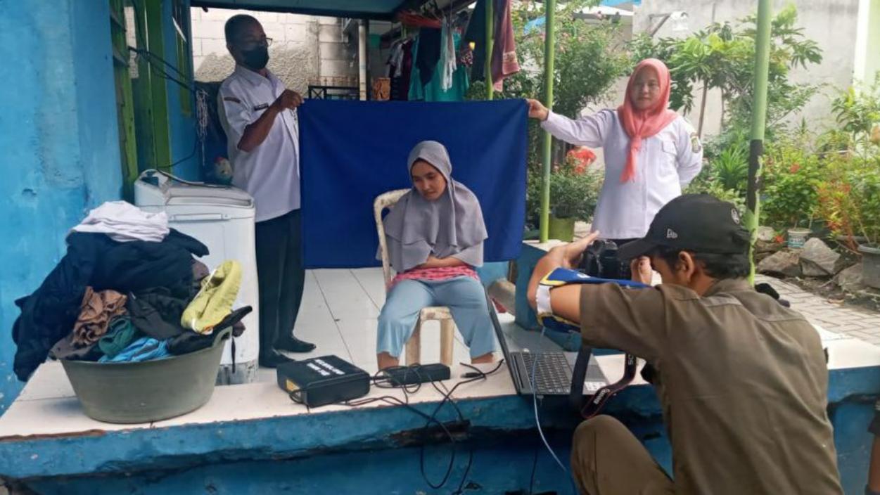 Petugas-Kecamatan-Neglasari-perekaman-e-KTP-ODGJ-disabilitas-dan-lansia.jpg