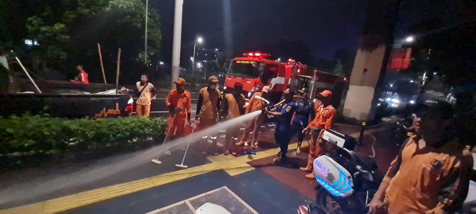 Petugas-PPSU-dan-damkar-bersihkan-sekitar-Halte-Stasiun-Palmerah-menyusul-aduan-bau-pesing-1.jpg